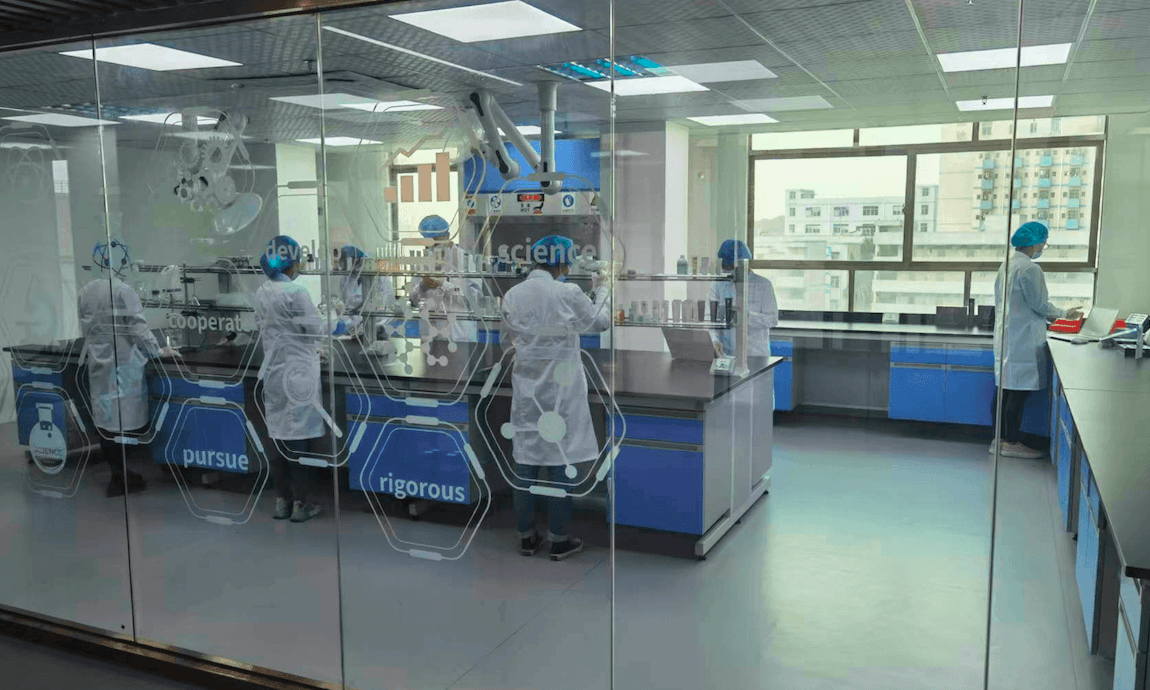 R&D team working on formula and packaging prototypes – illustrating YLXBEAUTY's tailored solutions for global brands.